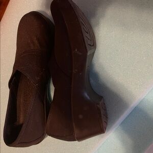 Black shoes
1/4 in heel